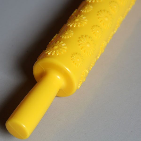 HB0483  Plastic Yellow Daisy Pattern Fondant Rolling Pin